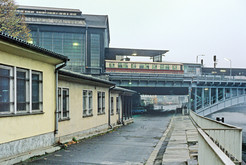 Grenzabfertigungsstelle am Bahnhof Friedrichstraße in Berlin-Mitte (Berlin-Hauptstadt der DDR), links Baracken der Grenztruppen und des Ministeriums für Staatssicherheit am Reichstagsufer, im Hintergrund der Bahnhof mit einer nach West-Berlin ausfahrenden S-Bahn. Bild 9136