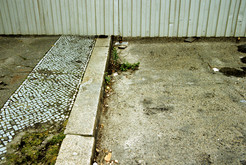 Grenze am Bahnhof Friedrichstraße in Berlin-Mitte (Berlin-Hauptstadt der DDR), so genannter Tränenpalast. Durch einen Blechzaun abgeschnittene Straße Reichstagsufer. Bild 9137