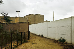 Hinterlandmauern auf dem Glände des Domfriedhofs der St.-Hedwig-Gemeinde, links: Zaun zum verbliebenen Friedhofsareal, im Hintergrund Wohnhäuser an der Chausseestraße. Bild 9141