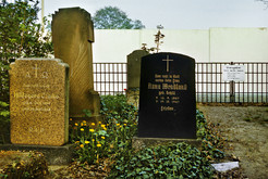 Grabstellen auf dem Domfriedhof der St.- Hedwigs-Gemeinde im Bereich Wöhlertstraße/Pflugstraße in Berlin Mitte (ehemals Berlin-Hauptstadt der DDR), dahinter (durch die Hinterlandmauer verdeckt) früheres Gelände des Nordbahnhofs (Todesstreifen). Bild 9142