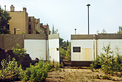 Todesstreifen der Berliner Mauer auf dem Areal des Nordbahnhofs an der Schwarzkopffstraße, Tor in der Hinterlandmauer zum Rangieren von Zügen, im Hintergrund Wohnhäuser an der Pflugstraße. Bild 9145