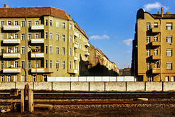 Blick von den S-Bahn-Gleisen der "Ulbrichtkurve" über den Todesstreifen auf der Norwegischen Straße in die abgeriegelte Isländische Straße. Bild 9150