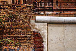 Werksgelände des Volkseigenen Betriebs Bergmann-Borsig an der Herzstraße in Berlin Pankow, durch Betonsegmente ergänzte Fabrikmauer. Bild 9153