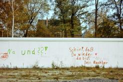 Herzliche Begrüßung unter Nachbarn, die jahrzehntelang nur wenige Meter voneinander entfernt und doch unerreichbar füreinander lebten. Blick aus dem Todesstreifen an der Adolfstraße in Hohen Neuendorf (DDR-Bezirk Potsdam) zur Frohnauer Invalidensiedlung im Bezirk Reinickendorf (West-Berlin). Bild 9156
