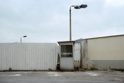 Scharnhorststraße in Berlin Mitte (Ost-Berlin), Sperrzäune und Kontrollposten an der Hinterlandmauer, dahinter Lampenmasten im Todesstreifen, 15.06.1990 Bild 6665