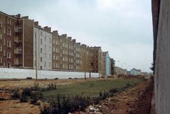 Verwilderter Todesstreifen mit Hinterhäusern an der Kremmener Straße in Berlin Prenzlauer Berg (Ost-Berlin), 15.07.1990 Bild 6666