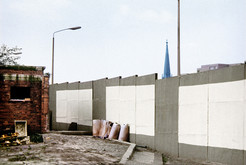 Invalidenstraße am ehemaligen Nordbahnhof im Bezirk Mitte (Ost-Berlin), im Hintergrund Gartenstraße mit St.-Sebastian-Kirche im Bezirk Wedding (West-Berlin), 15.06.1990 Bild 6667