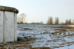 Verwilderter Todesstreifen vor der Roedern-Allee in Reinickendorf (West-Berlin), 05.12.1990 Bild 6671