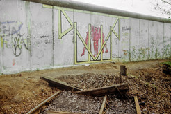 Totes S-Bahngleis am Bahnhof Griebnitzsee (Bezirk Potsdam / DDR), Blick von Zehlendorf (West-Berlin) auf die äußere Mauer. Aufnahme: 10.02.1990 Bild 6674