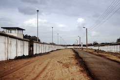 Todesstreifen mit Postentürmen am Bahnhof Griebnitzsee zwischen Potsdam Babelsberg (Bezirk Potsdam / DDR) und Zehlendorf (West-Berlin), 16.04.1990 Bild 6675