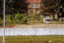 Transiteisenbahnstrecke bei Steinstücken, zwischen den Bahnhöfen Griebnitzsee (Bezirk Potsdam / DDR) und Wannsee (West-Berlin), 16.05.1990 Bild 6676