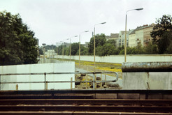 Liesenstraße im Bezirk Wedding (rechts, West-Berlin), Todesstreifen auf dem Areal der der Friedhöfe der St.-Hedwigs-, der Dom- und der Französischen Gemeinde. Im Vordergrund Gleise der West-Berliner S-Bahn, 01.06.1990 Bild 6679