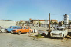 Pkws an der Hinterlandmauer im Bereich Heinrich-Heine-Platz in Mitte (Ost-Berlin), dahinter Wohnbebauung am Leuschnerdamm in Kreuzberg (West-Berlin), 10.05.1990 Bild 6684