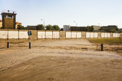 Durch die Hinterlandmauer versperrter Legiendamm im Bezirk Mitte (Ost-Berlin) in Richtung Waldemar- und Dresdener Straße in Kreuzberg (West-Berlin), links Turm mit Führungsstelle der Grenztruppen, 10.05.1990 Bild 6687