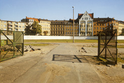 Postentor an der Annenstraße und Todesstreifen auf dem Gelände des Engelbeckens in Berlin Mitte (Ost-Berlin), dahinter Wohnbebauung am Leuschnerdamm in Kreuzberg (West-Berlin), 10.05.1990 Bild 6688