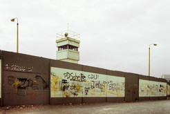 Hinterlandmauer und Postenturm im Bereich Sebastianstraße / Alexandrinenstraße in Berlin Mitte (Ost-Berlin), 10.05.1990 Bild 6691