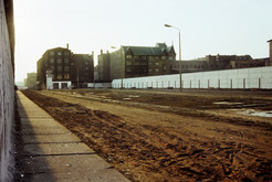 Todesstreifen auf der Zimmerstraße mit Blick auf die Kreuzung Zimmer- / Charlottenstraße, rechts Hinterlandmauer zur Reinhold-Huhn-Straße (Schützenstraße) in Ost-Berlin, 03.03.1990 Bild 6695