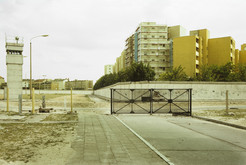 Postentor zum Todesstreifen im Bereich Stallschreiber- / Alexandrinenstraße in Mitte (Ost-Berlin), rechts im Hintergrund Wohnhäuser an der Stallschreiberstraße in Kreuzberg (West-Berlin), 10.05.1990 Bild 6701