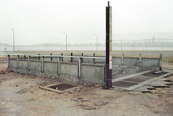 Todesstreifen mit verschlossenem Eingang zum stillgelegten S-Bahnhof Potsdamer Platz im Bezirk Mitte (Ost-Berlin), 10.12.1989 Bild 6702