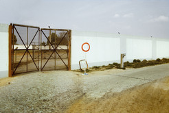 Postentor mit Blick in den Todesstreifen im Verlauf der abgeschnittenen Rudower Straße bei Waßmannsdorf (Bezirk Potsdam / DDR), 06.04.1990 Bild 6707
