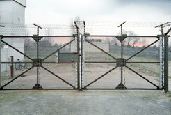 Postentor an der Stubenrauchstraße in Köpenick (Ost-Berlin), dahinter die durch Mauersegmente versperrte Massantebrücke über den Teltowkanal am Seidelbastweg in Neukölln (West-Berlin), 12.11.1989 Bild 6710