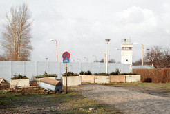 Hinterlandmauer und Postenturm an der Kiefholzstraße in Treptow (Ost-Berlin), im Vordergrund als Pflanzenkübel getarnte Straßensperre aus Betonsegmenten, 12.11.1989 Bild 6716