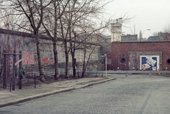 Garten- / Ecke Bernauer Straße im Bezirk Wedding (West-Berlin) im Bereich der heutigen Gedenkstätte Berliner Mauer. Rechts vermauerter Eingang zum gesperrten S-Bahnhof „Nordbahnhof“, 18.01.1990 Bild 6719
