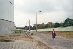 Bereits freigeräumter Todesstreifen mit asphaltiertem Postenweg und Lampenmasten an der Invalidenstraße in Berlin Wedding (rechts, West-Berlin), 02.05.1990 Bild 6721