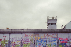 Bernauer Straße im Bezirk Wedding (West-Berlin), Mauer und Postenturm mit Scheinwerfer, 18.01.1990 Bild 6728