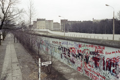 Blick von der Bernauer Straße in Berlin Wedding (West-Berlin) in Richtung Egon-Schultz-Straße (Ost-Berlin). Direkt im Todesstreifen stand hier bis zu ihrer Sprengung 1985 die Versöhnungskirche. 18.01.1990 Bild 6731
