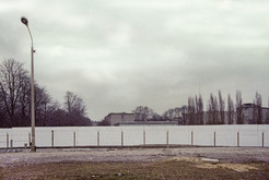 Todesstreifen mit Hinterlandmauer auf der Trasse der abgeschnittenen Bergstraße im Bezirk Mitte (Ost-Berlin), 18.01.1990 Bild 6733