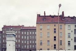 Todesstreifen mit Postenturm und Hinterlandmauer an der Schönholzer Straße in Berlin Mitte (Ost-Berlin). 18.01.1990 Bild 6737