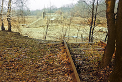 Durch den Todesstreifen unterbrochene S-Bahn-Strecke an der Ruppiner Chaussee in Reinickendorf (West-Berlin), am Horizont Schornsteine der VEB Lokomotivbau Elektromaschinenwerke in Hennigsdorf (Bezirk Potsdam / DDR), 15.12.1990 Bild 6740