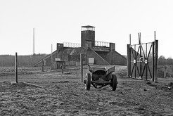 Eingezäunter Todesstreifen an der Ruppiner Straße bei Hennigsdorf (Bezirk Potsdam / DDR), S-Bahnbrücke mit Postenturm, 15.03.1990 Bild 6741