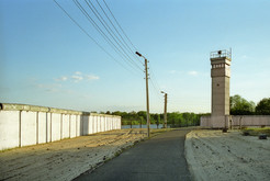Todesstreifen an der Spandauer Straße nördlich von Sacrow (Bezirk Potsdam / DDR), dahinter der Grenzfluss Havel, 18.05.1990 Bild 6743