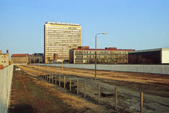 Todesstreifen auf der Trasse der Zimmerstraße zwischen Markgrafen- und Lindenstraße (Ost-Berlin), im Hintergrund Bürohochhaus und Druckereigebäude des Axel-Springer-Verlags (West-Berlin), 01.03.1990 Bild 6752