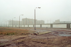 Todesstreifen zwischen Leipziger und Pariser Platz, dahinter im Bau befindliches Wohnviertel an der Otto-Grotewohl-Straße (Wilhelmstraße) in Ost-Berlin, 01.03.1990 Bild 6753
