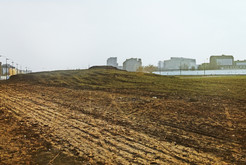 Todesstreifen zwischen Leipziger und Pariser Platz mit Erdhügel über den verschütteten Keller- und Bunkeranlagen von Hitlers Neuer Reichskanzlei, 03.04.1990 Bild 6759