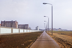 Todesstreifen mit Hinterlandmauer vor neuem Wohnquartier an der Otto-Grotewohl-Straße (Wilhelmstraße) in Ost-Berlin. Dahinter Bellevue-Tower in Tiergarten (West-Berlin), 15.03.1990 Bild 6760