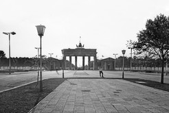 Pariser Platz im Bezirk Mitte (Ost-Berlin) mit Brandenburger Tor und Mauer. Im Hintergrund zwei Wachposten der DDR-Grenztruppen, am Horizont die Siegessäule im Bezirk Tiergarten (West-Berlin), 12.09.1988 Bild 6761