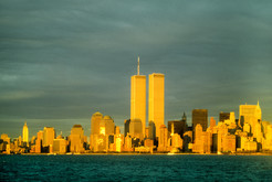 World Trade Center. Südspitze von Manhattan vom Island of Liberty aus. In der Bildmitte die Twin Towers. Die Bürohochhäuser waren die beiden berühmtesten der sieben Gebäude des ab 1966 in Lower Manhattan / New York City errichteten World Trade Centers. Aufnahme 07.10.2000, © Robert Conrad. Bild 9429