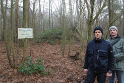 29.12.2009: Vor den Resten einer Anlage für Atomversuche aus den 1940er Jahren, u.a. als »Atomreaktor« oder »Uranmaschine« bezeichnet. Versuchsstelle Gottow, Brandenburg. Bild 9449