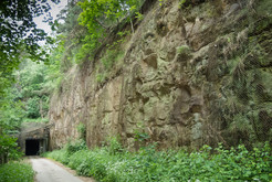Bild 6871: Aussenanlagen: »Nachtigallenschlucht«. Einfahrt und Personenzugang. Komplexlager 12 / Malachit Halberstadt