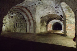 Bild 6877: Altanlage: Stollenkreuzung mit pokalartig ausgemauerten Eckpfeilern. Komplexlager 12 / Malachit Halberstadt