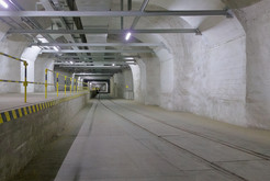 Bild 6885: Logistik- und Lagerbereich: Nördlicher Bereich der Verladerampe Richtung »Nachtigallenschlucht«. Komplexlager 12 / Malachit Halberstadt