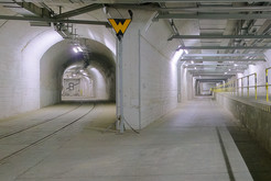 Bild 6886: Logistik- und Lagerbereich: Südöstlicher Bereich der Verladerampe mit Einmündung der Eisenbahnzufahrt. Komplexlager 12 / Malachit Halberstadt