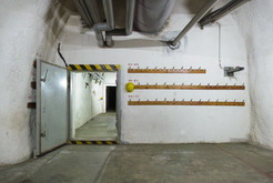 Bild 6895: Unterkunfts- und Hilfsbereich: Überwachter Zugang mit Kleiderhaken und Halterung für Überwachungskamera. Komplexlager 12 / Malachit Halberstadt