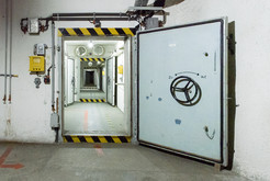 Bild 6896: Unterkunfts- und Hilfsbereich: Zugang zum Schleusenbereich. Komplexlager 12 / Malachit Halberstadt