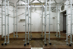 Bild 6897: Unterkunfts- und Hilfsbereich: Dekontaminationsduschen zur Reinigung von Schutzkleidung. Komplexlager 12 / Malachit Halberstadt