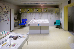 Bild 6909: Unterkunfts- und Hilfsbereich: Dispatcherzentrale mit Schaltschränken und Schaltpulten. Komplexlager 12 / Malachit Halberstadt